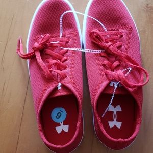 Under Armour Rubber grade school kickit2 low lightweight sneaker. Youth size 6